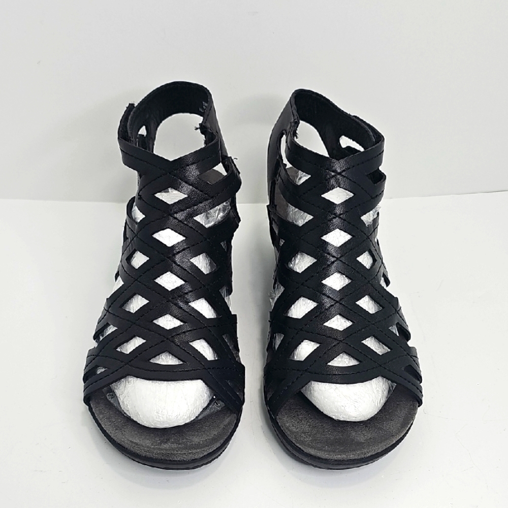 Baretraps Women Black Sandals with Criss-Cross Design - Picture 2 of 15